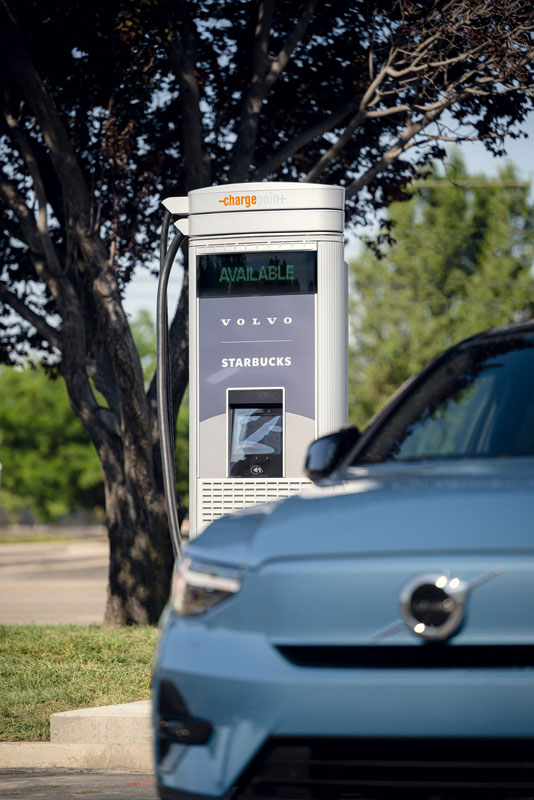 Starbucks ya tiene su red de cargadores gracias a Volvo 4 Motor16 2022 Volvo Starbucks 2 Motor16