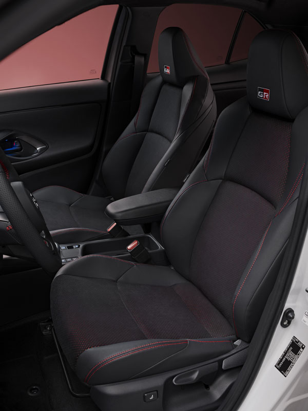 2022 yaris cross grs int 004 Motor16