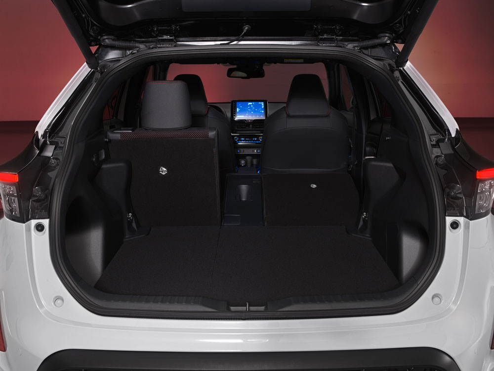 2022 yaris cross grs int 010 Motor16