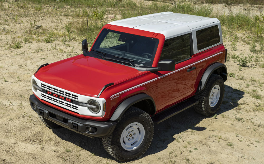 Aire retro para los Ford Bronco y Ford Bronco Sport en EE.UU. 8 Motor16 2023 Ford Bronco Heritage Edition Race Red 4 Motor16