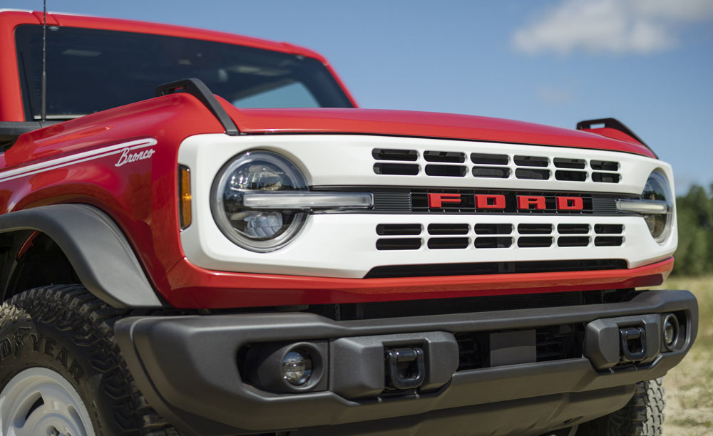 Aire retro para los Ford Bronco y Ford Bronco Sport en EE.UU. 9 Motor16 2023 Ford Bronco Heritage Edition Race Red 5 Motor16