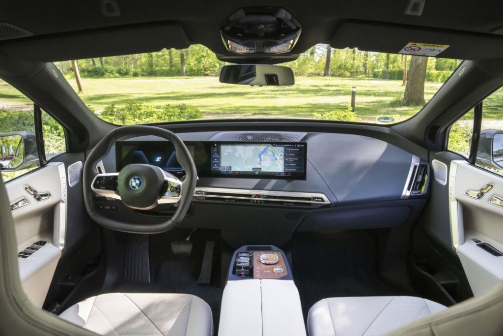 Test: un conductor tarda 4 veces menos en manejar seis comandos habituales en un coche con 17 años que en uno actual 49 Motor16 BMW iX