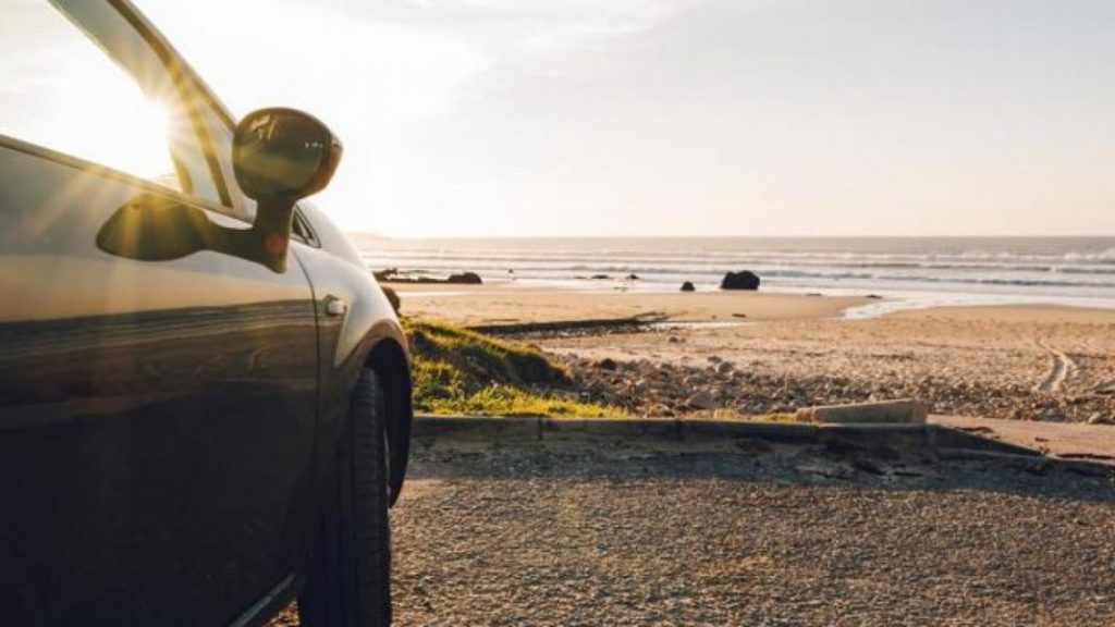 Coche en la playa Motor16