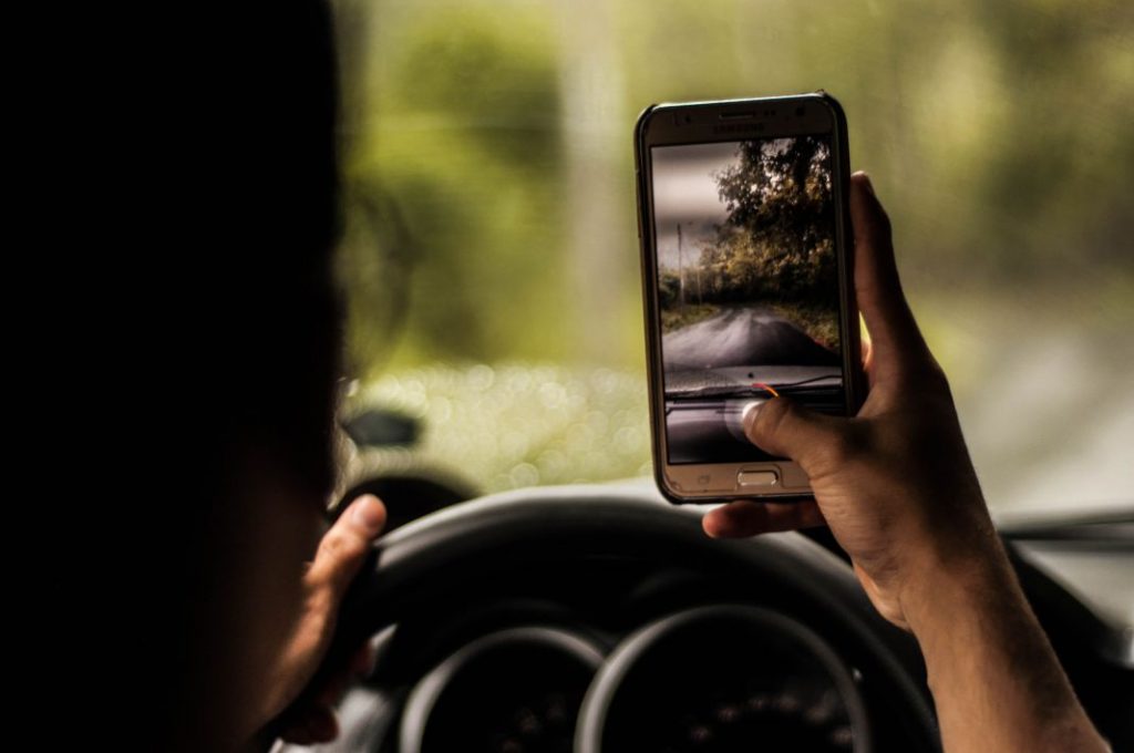Verdadero o falso: ¿me puede multar la DGT por morderme las uñas? 146 Motor16 Sin móvil al volante