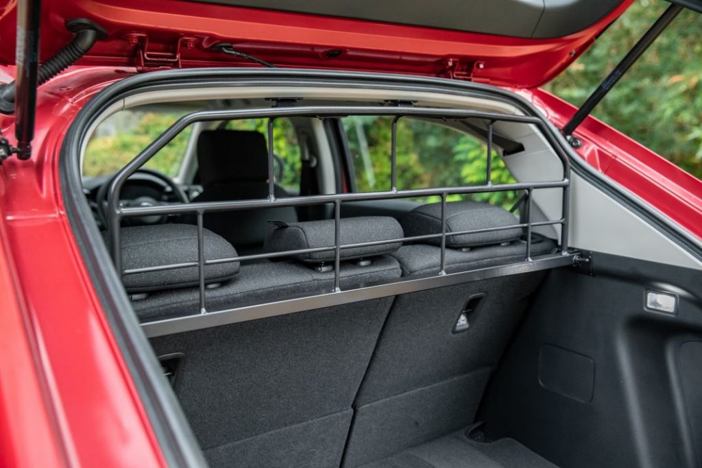 Tu perro feliz, contento y seguro con esta nueva colección de accesorios para coche 2 Motor16 Reja separación perro