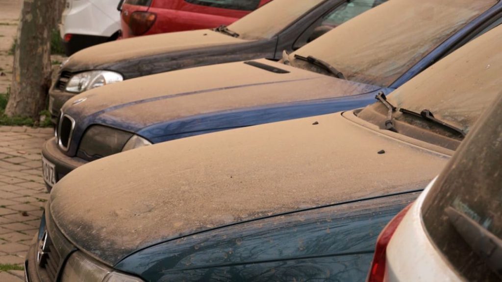 La mejor manera de limpiar el maletero de tu coche tras un día de playa 1 Motor16 Limpiar arena del coche