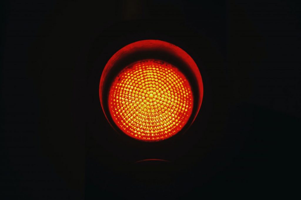 ¿Acelerar o frenar? La decisión que debes tomar ante un semáforo en ámbar 62 Motor16 Luz ambar Motor16