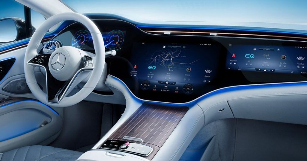 Test: un conductor tarda 4 veces menos en manejar seis comandos habituales en un coche con 17 años que en uno actual 1 Motor16 MErcedes EQS Motor16