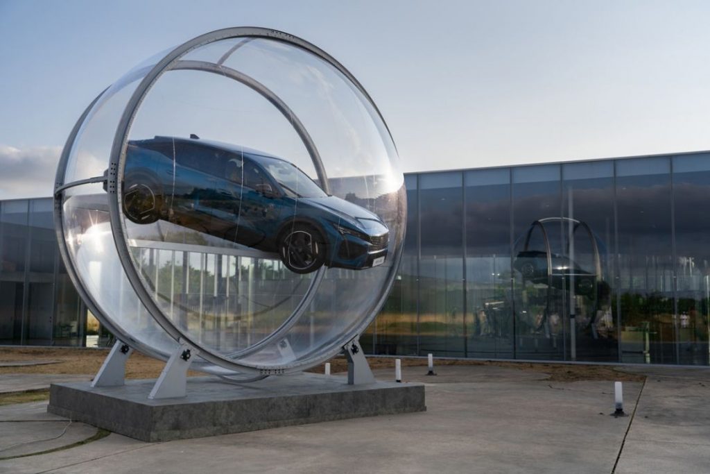 Peugeot 408: la nueva obra de arte del museo Louvre-Lens 1 Motor16 Peugeot 408 Louvre Lens3 Motor16