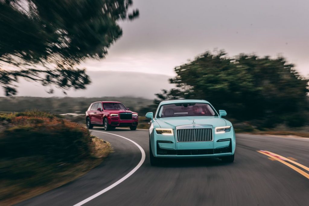 Los coches que en Reino Unido harán "un agujero" en sus presupuestos de carbono 1 Motor16 2024 Rolls-Royce Ghost y Cullinan. Reino Unido. Goodwood. Imagen movimiento.