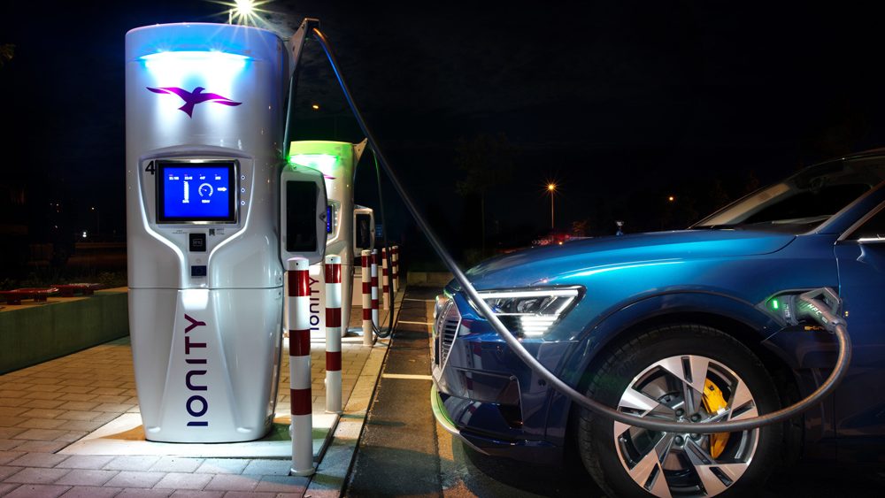 Los conductores de coches eléctricos se quejan de la complejidad en el pago de las recargas 2 Motor16 cargador rápido