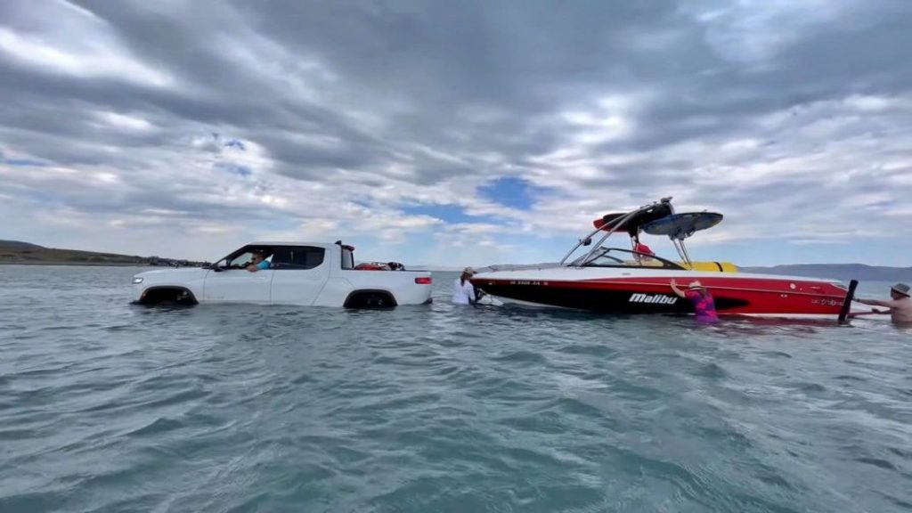 ¿Cuáles son los coches eléctricos con la batería más grande? 8 Motor16 Rivian 2 1 Motor16