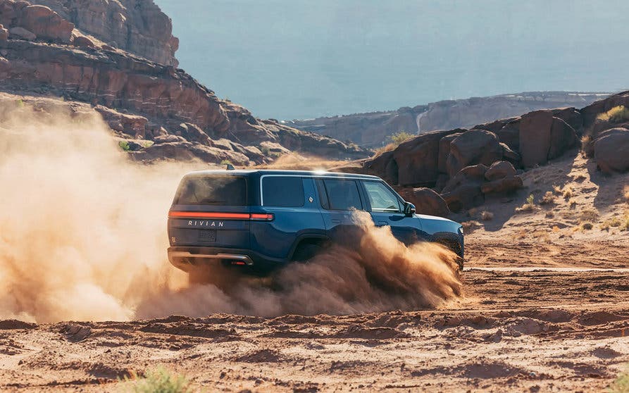 Por tierra y mar, el eléctrico Rivian entra en el terreno de la leyenda 1 Motor16 Rivian
