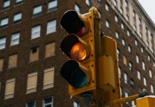 La mejor manera de reaccionar ante un semáforo en ámbar y evitar una multa