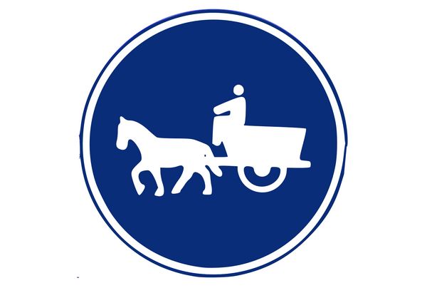 Estas son las señales de tráfico más raras que te puedes encontrar en la carretera 11 Motor16 Señales de tráfico raras Tracción animal