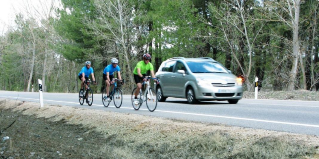 adelantar-ciclista-carretera.jpg