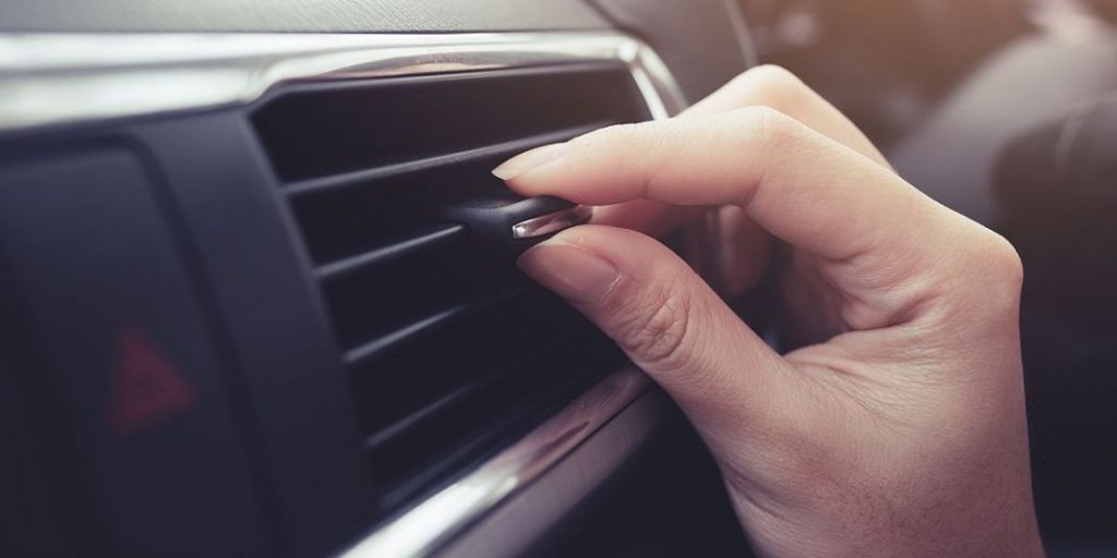 Baja las ventanillas del coche este verano antes de salir de viaje: Un mecánico experto te explica por qué 3 Motor16 Bajar las ventanillas del coche