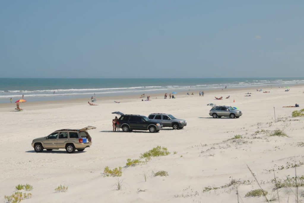 La mejor manera de limpiar el maletero de tu coche tras un día de playa 2 Motor16 ¿Cómo eliminar la arena en el vehículo?