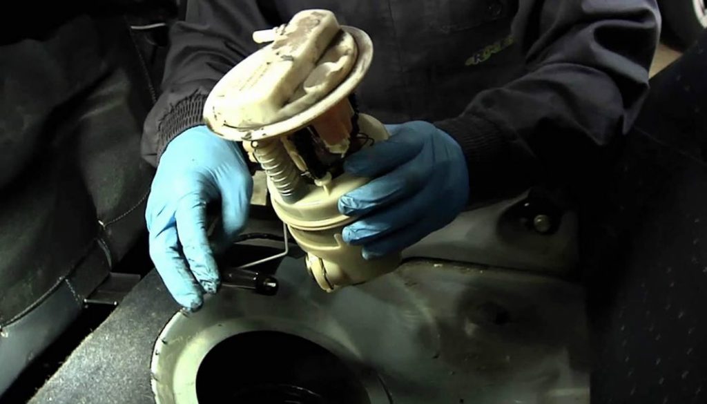 Esto es lo que le pasa al motor de tu coche si suelta humo de color azul 40 Motor16 Otro factor esencial del coche para estar pendiente