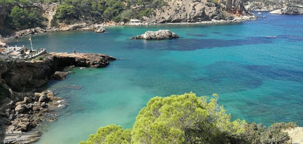 Todas las claves para llevar tu autocaravana a Ibiza estas vacaciones 25 Motor16 Cala Xarraca