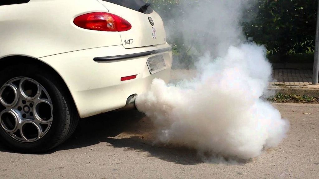 El botón que esconde tu coche y que si activas, pasará de calle la prueba de humos en la ITV 9 Motor16 Humo blanco: asunto de culata