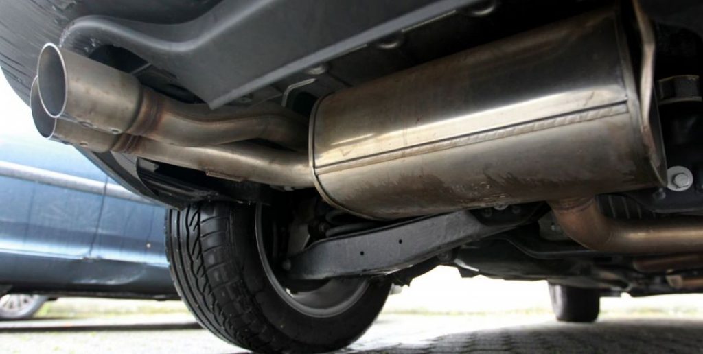 Esto es lo que le pasa al motor de tu coche si suelta humo de color azul 35 Motor16 Puede perjudicar otro componente del coche