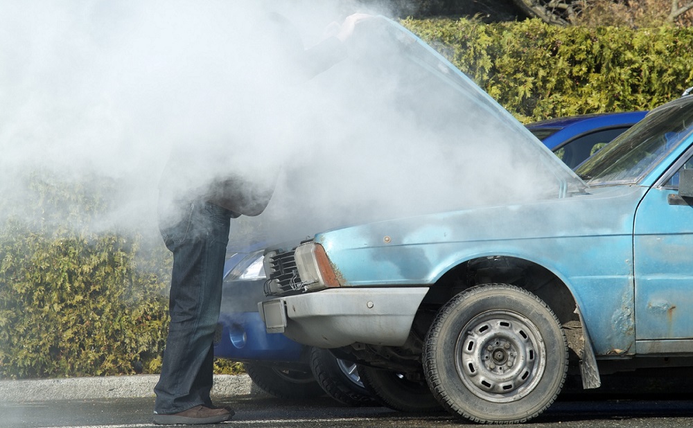 ¿Qué debo hacer si se calienta el motor del coche?