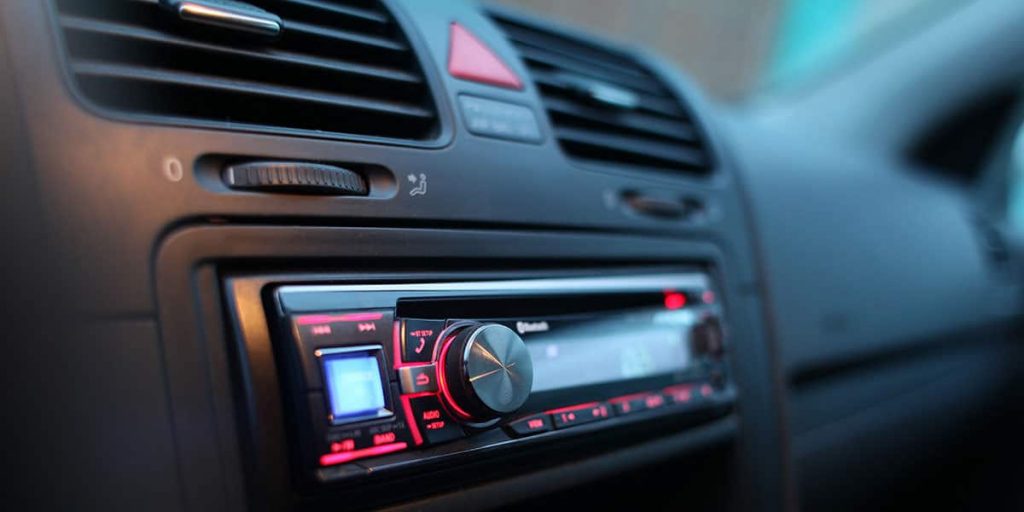 Ojo a estas multas de la DGT: parecen broma, pero no lo son 206 Motor16 No escuches la música tan fuerte