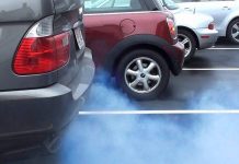 Si tu coche suelta humo azul, esto es lo que le pasa
