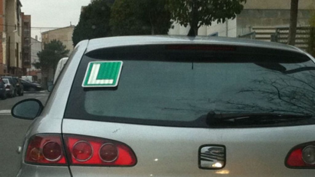 DGT: La importancia de la letra L en el coche