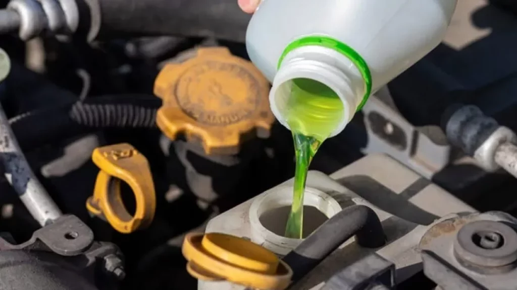 Agua en vez de anticongelante: se puede usar, pero el motor de tu coche podría no pensar lo mismo 1 Motor16 ¿Sabes las diferencias que hay entre líquido anticongelante y líquido refrigerante?