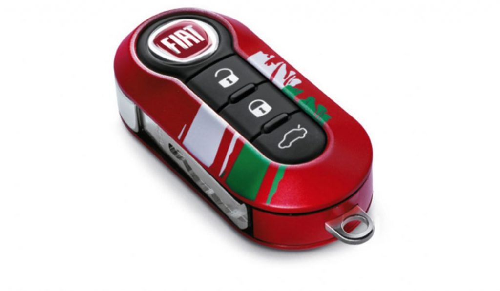 Carcasa de Fiat personalizada con los colores de la bandera italiana.