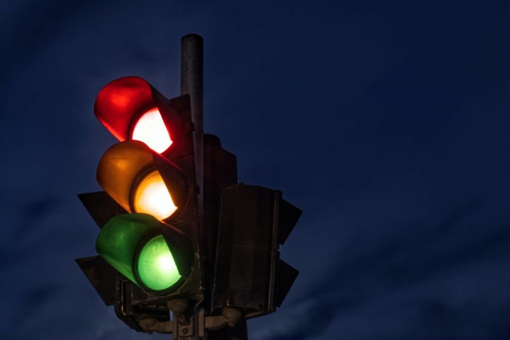 Control metrológico. O el salvoconducto para librarte de una multa por saltarse un semáforo en rojo 149 Motor16 luces del semaforo Motor16
