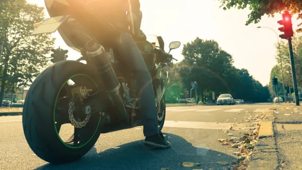 El salvavidas que equiparán motos y scooter de menos de 125 centímetros cúbicos 64 Motor16 ¿Qué lugar ocupan las motos en la prioridad en un estrechamiento?
