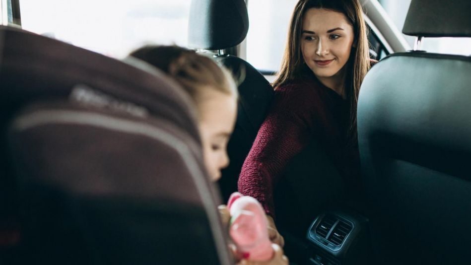 Esta pieza del coche esconde una insólita función que llevas años sin saber 1 Motor16 niños en el coche