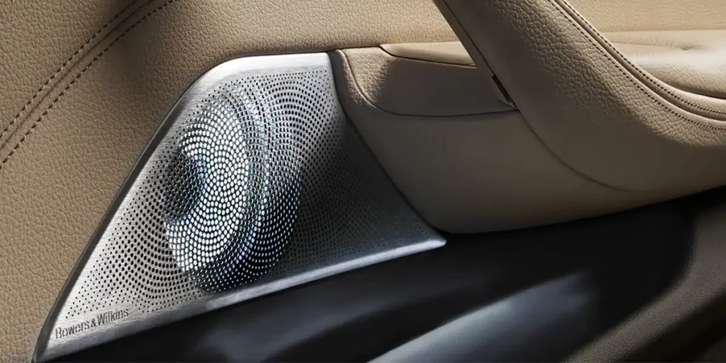 La multa que te puede poner la DGT por escuchar música en el coche 137 Motor16 Estilos de música para escuchar en el coche
