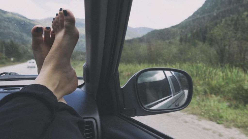 ¡Quita los pies de allí!