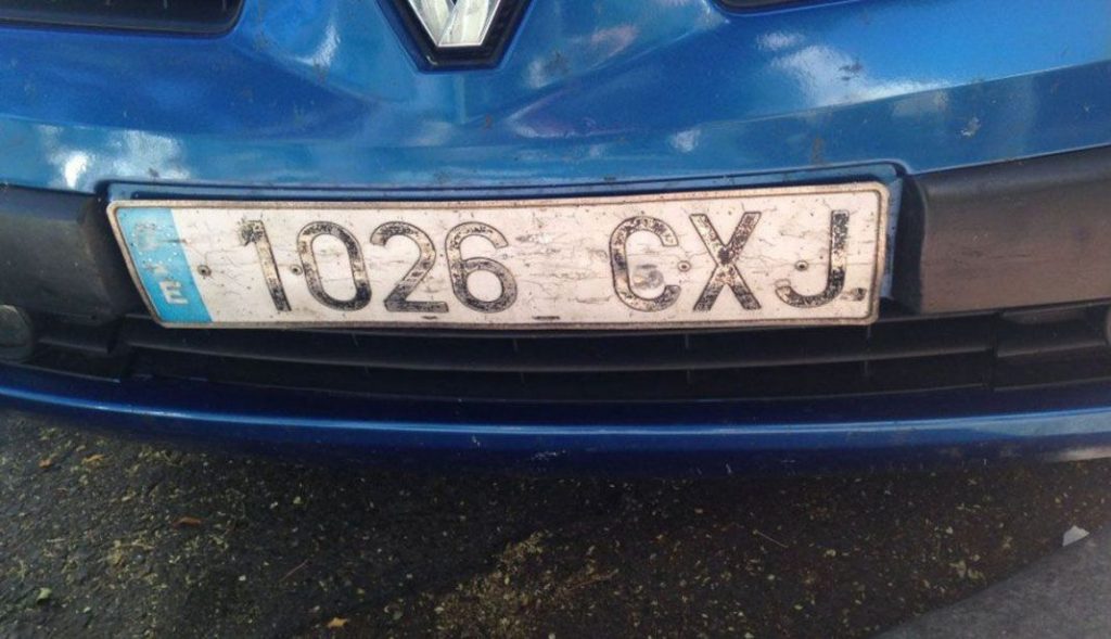 Estas son las multas más frecuentes que pone la DGT en el verano 189 Motor16 multa por placa sucia