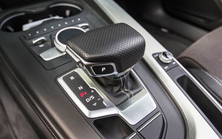 El sencillo gesto que debes tener la primera vez que conduces un coche automático 53 Motor16 recurso post Motor16