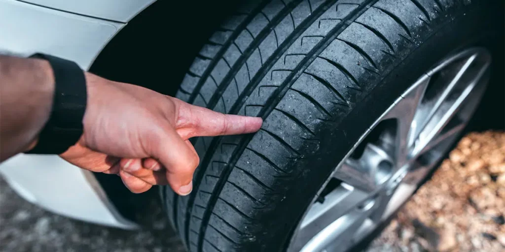 Evaluar las rodaduras y dibujos de los neumáticos