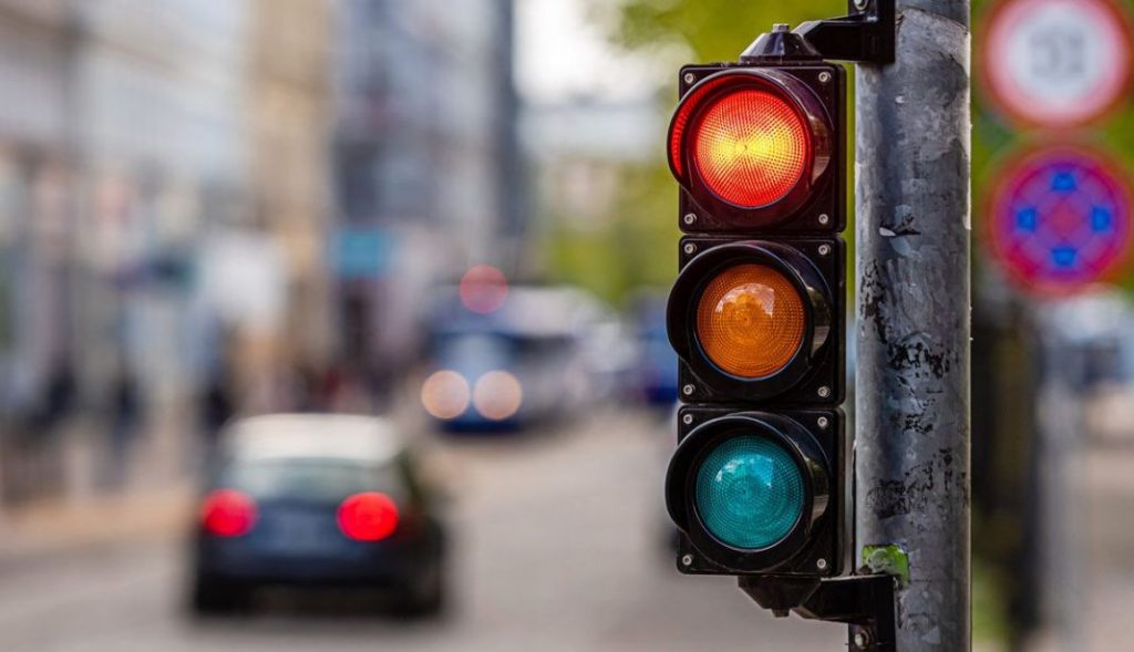 semaforo en ambar Motor16