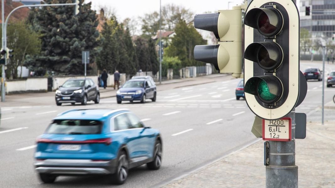 Todos los secretos de las cámaras de semáforo: solo estas son las que te pueden multar 7 Motor16 ahorrar