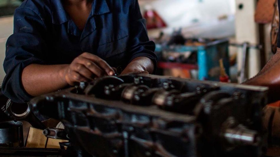 ¿Cómo puedo eliminar la carbonilla del motor de mi coche? 134 Motor16 Utiliza las herramientas apropiadas