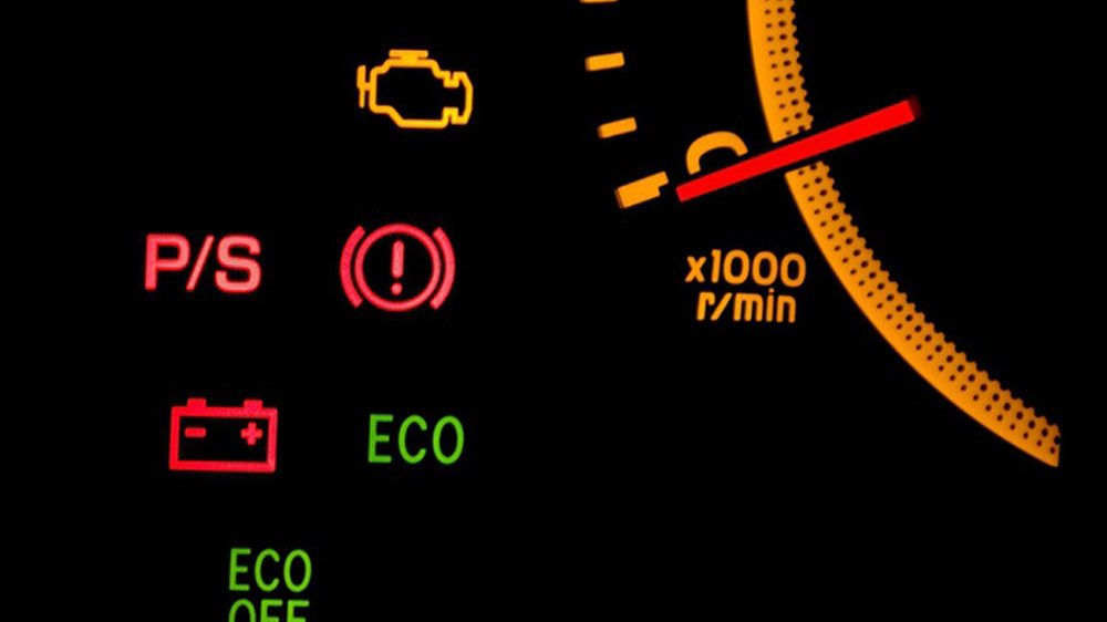 Si se enciende en tu coche uno de estos siete testigos, no sigas conduciendo: este es su significado 1 Motor16 testigos