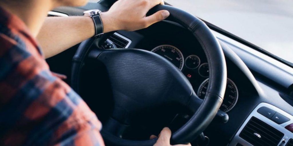 Ajusta apropiadamente el volante del coche