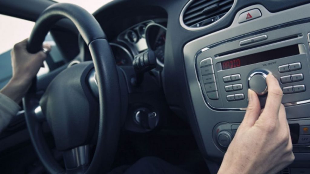 Escuchar música en tu coche te puede costar 3.000 euros de multa