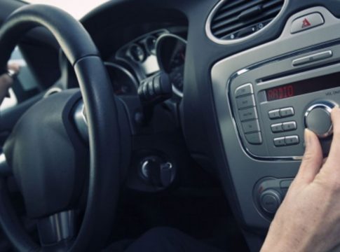 Escuchar música en tu coche te puede costar 3.000 euros de multa
