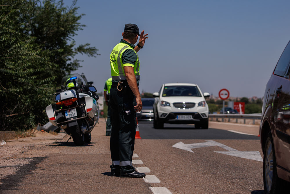 ¿Me pueden multar si uso el móvil parado en un semáforo? 75 Motor16 El móvil en el coche.