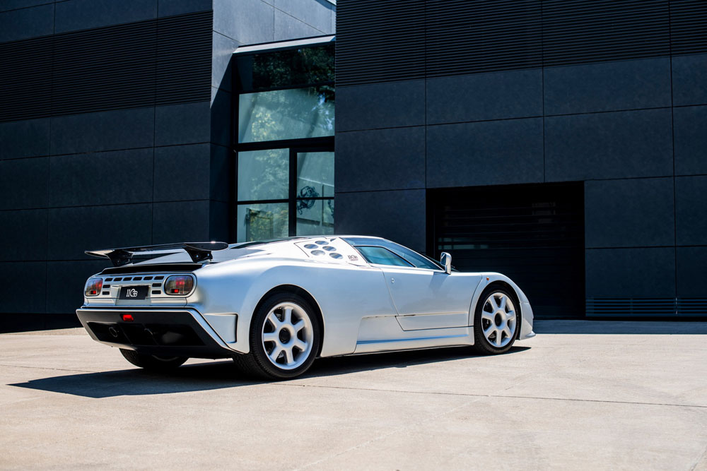 El último Bugatti Centodieci posa con su antepasado, el EB110 13 Motor16 2022 Bugatti EB110SS y Bugatti Centodieci 11 Motor16