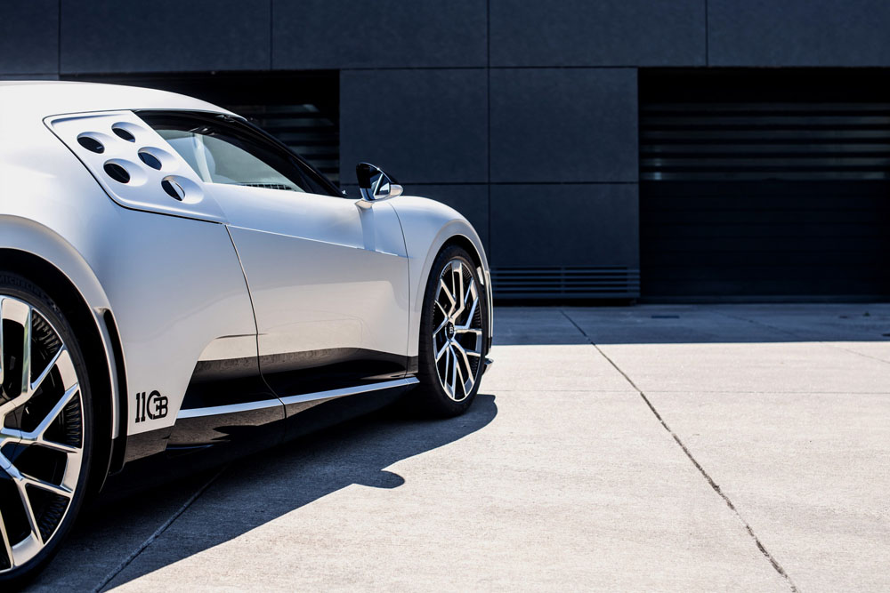 El último Bugatti Centodieci posa con su antepasado, el EB110 16 Motor16 2022 Bugatti EB110SS y Bugatti Centodieci 14 Motor16